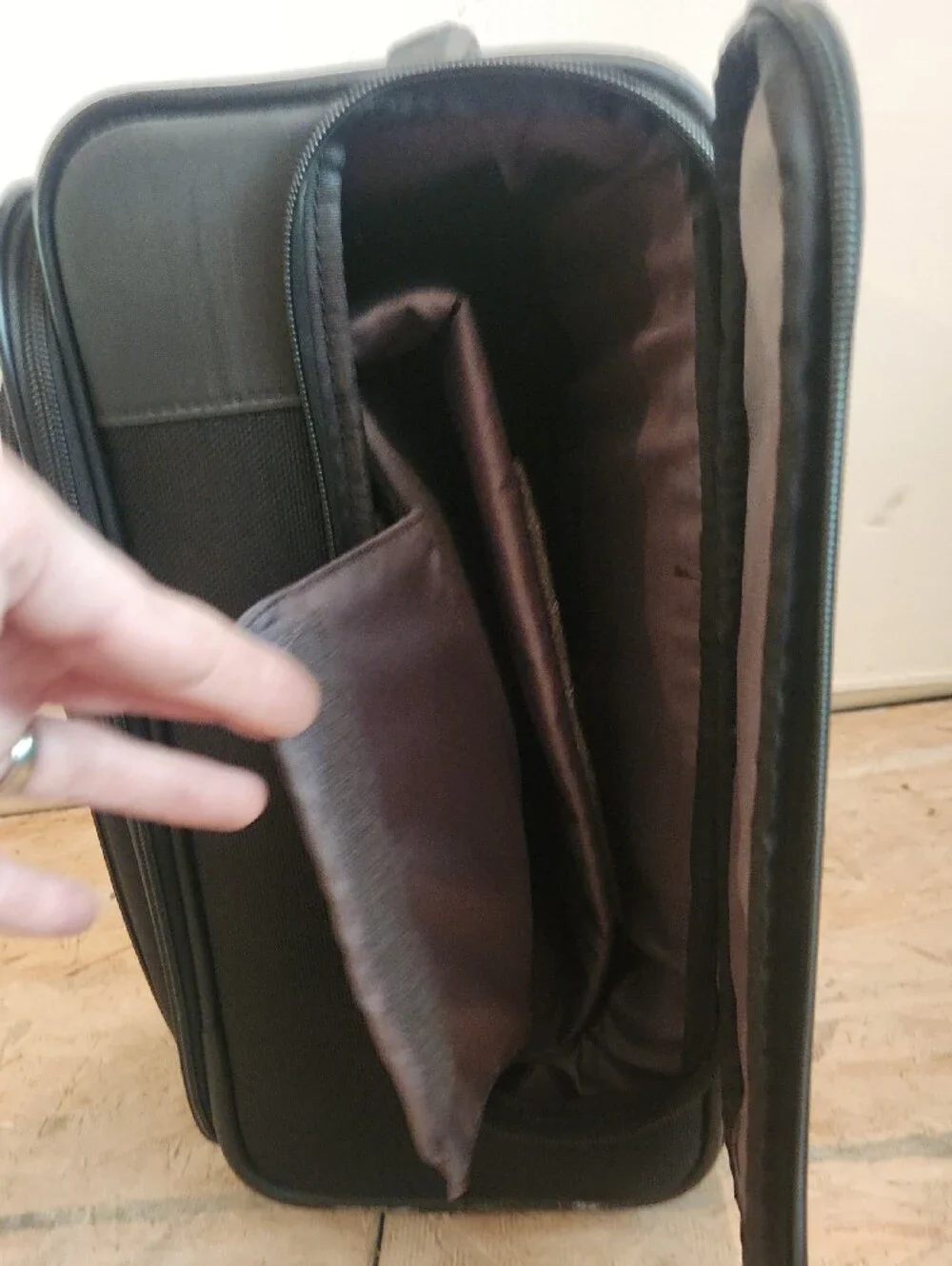 Samsonite Black Laptop Briefcase with Front Pocket And Side Laptop Access